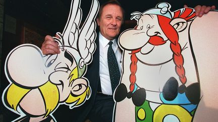 Ast&eacute;rix et Ob&eacute;lix&nbsp;encadrent Uderzo, un de leurs deux cr&eacute;ateurs avec Goscinny,&nbsp;au festival de la bande dessin&eacute;e d'Angoul&ecirc;me (Charente). Leurs aventures adapt&eacute;es au cin&eacute;ma sont parmi les films les plus diffus&eacute;s &agrave; la t&eacute;l&eacute;vision. (FRANCOIS GUILLOT / AFP)