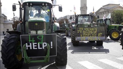 &nbsp; (Les tracteurs dans Paris aux abords de la place de la Nation © REUTERS/Jacky Naegelen)