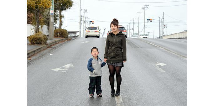 Yuko Sugimoto photographiée avec son fils au même endroit un an après la catastrophe
 (Toru Yamanaka / AFP)