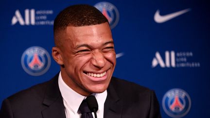 L'attaquant français Kylian Mbappé, lors d'une conférence de presse au Parc des Princes, lundi 23 mai 2022. (FRANCK FIFE / AFP)