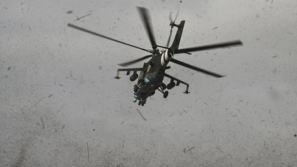 Un hélicoptère Mi-24, dans le ciel ukrainien, le 26 mars 2023. (ARIS MESSINIS / AFP)