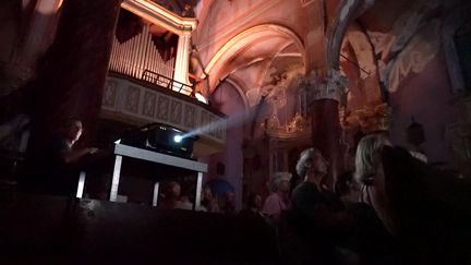 Au son de l'orgue de l'église Saint-Sauveur de Saorge, les spectateurs redécouvrent des chefs-d'œuvre du cinéma muet. (FRANCE 3 COTE D'AZUR)