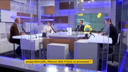 Les débatteurs autour de Renaud Dély et Marc Fauvelle, lundi 8 février 2021, sont&nbsp;Jean-Jérôme Bertolus, de franceinfo,&nbsp;Géraldine Woessner, du Figaro. (FRANCEINFO)