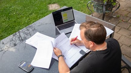 Un homme travaille à distance depuis son jardin. (SILAS STEIN / DPA)