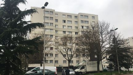 La tour 10 de la cité de l'Europe, à Aulnay-sous-Bois (Seine-Saint-Denis), le 24 mars 2017. (ELISE LAMBERT / FRANCEINFO)