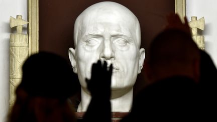 Des militants d'extrême droite font le salut fasciste devant la tombe de l'ancien dictateur Benito Mussolini le 24 avril 2016 à&nbsp;Predappio, en Italie. (TIZIANA FABI / AFP)