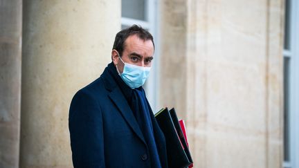 Le ministre des Outre-mer, Sébastien Lecornu, à la sortie du conseil des Ministres, le 24 novembre 2021. (XOSE BOUZAS / HANS LUCAS / AFP)