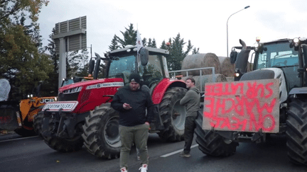 À Toulouse, des agriculteurs ont décidé de sortir les grands moyens pour bloquer la ville. Ils dénoncent la hausse des normes et des charges.