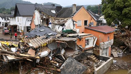 La force de l'eau a été telle que plusieurs maisons n'ont pas résisté au passage des inondations, comme celle-ci dans le village de Schuld, en&nbsp;Rhénanie-Palatinat (Allemagne) où les secours constatent les dégâts, le 16 juillet 2021. (CHRISTOF STACHE / AFP)