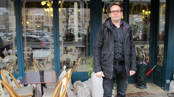 Jean-Marie Lambel, l'un des trois patrons du restaurant La Terrasse, a connu sept inondations en 40 jours. Il garde les sacs de sable &agrave; port&eacute;e, au cas o&ugrave;. (F. MAGNENOU / FRANCETV INFO)