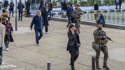 Des militaires de l'opération Sentinelle patrouillent sur le parvis de&nbsp;La Défense (Hauts-de-Seine), le 18 novembre 2021.&nbsp; (ERIC BERACASSAT / HANS LUCAS / AFP)