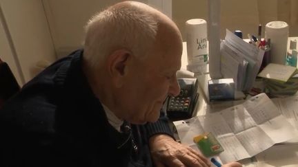 C'est un généraliste qui reçoit toujours des patients. A 97 ans, sa salle d'attente ne désemplit pas.&nbsp;Il est le docteur de France le plus âgé en activité&nbsp;à&nbsp;Chevilly-Larue, dans le Val-de-Marne. (CAPTURE D'ÉCRAN FRANCE 2)