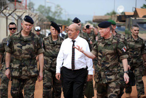 Le ministre français de la Défense Jean-Yves Le Drian parle avec des soldats français lors d'une visite à la base militaire de la force Sangaris, le 7 Juillet 2014 à Bangui, en République centrafricaine.  (AFP PHOTO / STEPHANE DE SAKUTIN)