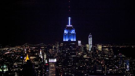 Comme convenu, l'Empire State Building rev&ecirc;t ses habits de lumi&egrave;re bleue pour c&eacute;l&eacute;brer la r&eacute;election de Barack Obama. (ALLISON JOYCE / GETTY IMAGES / AFP)