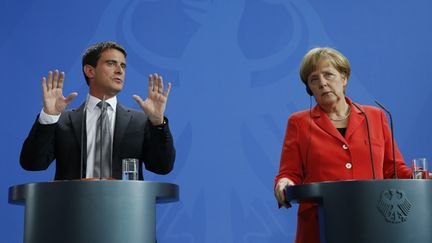  (Manuel Valls et Angela Merkel à Berlin © REUTERS / Fabrizio Bensch)