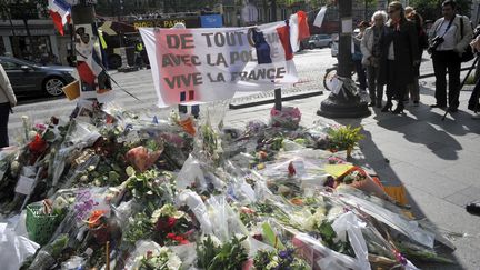 Les Parisiens déposent des fleurs en mémoire&nbsp;à&nbsp;Xavier Jugelé, le&nbsp;policier tué dans l'attaque terroriste survenue, jeudi 20 avril , sur les Champs-Elysées à Paris.&nbsp; (SERGE ATTAL)