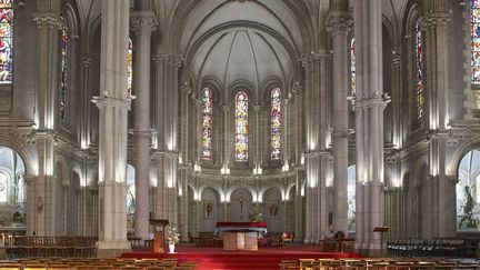 La nef de la basilique de Saint&nbsp;Louis-Marie Grignion de Montfort, à Saint-Laurent-sur-Sèvre (Vendée), le 13 juin 2018. (BLANCHOT PHILIPPE / HEMIS.FR / HEMIS.FR / AFP)