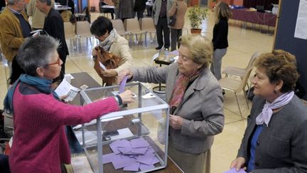 Dans un bureau de vote de Brignoles (Var) pour le second tour de la cantonale partielle, le 13 octobre 2013.&nbsp; (FRANCK PENNANT / AFP)