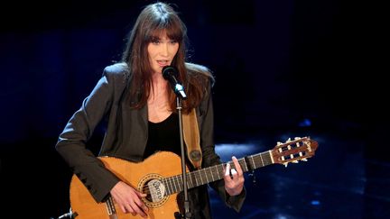 Carla Bruni-Sarkozy chante au Song Festival de San Remo (Italie), le 2 f&eacute;vrier 2013. (IPP / UNIMEDIA / SIPA)