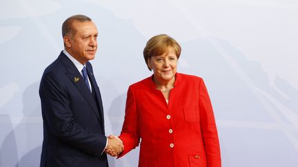 Le président turc Recep Tayyip Erdogan et la chancelière allemande Angela Merkel lors d'un sommet du G20 à Hambourg, le 7 juillet 2017. (MICHELE TANTUSSI / AFP)