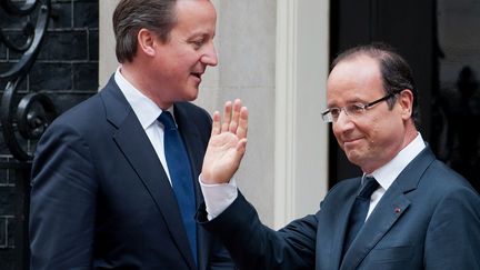 David Cameron et Fran&ccedil;ois Hollande au devant du 10 Downing Street &agrave; London le 10 juillet 2012 (WILL OLIVER / AFP)