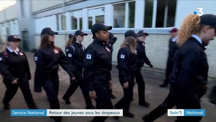 Jade Sébastien et d'autres volontaires pour le service national universel (France 3)