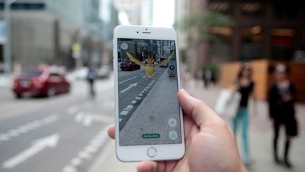 Un homme joue à Pokémon Go, le 11 juillet 2016 à Toronto (Canada). (CHRIS HELGREN / REUTERS)