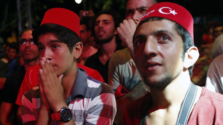 Des Turcs sous le choc apr&egrave;s l'annonce de la d&eacute;faite de la candidature d'Istanbul pour les Jeux Olympiques 2020, le 7 septembre 2013 &agrave; Istanbul (Turquie). (MURAD SEZER / REUTERS)