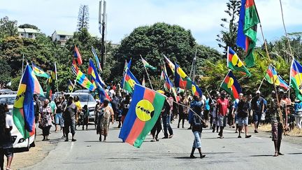 Convoi funéraire ramenant les dépouilles des deux jeunes tués lors d'une opération des gendarmes le 19 septembre à la tribu de Saint-Louis en Nouvelle-Calédonie. (BENJAMIN ILLY / FRANCEINFO / RADIO FRANCE)