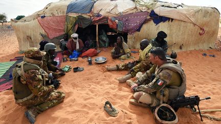 Des militaires français de l'opération Barkhane échangent avec une famille touaref à Timbamogoye (Mali), le 10 mars 2016. (PASCAL GUYOT / AFP)