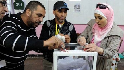 Dépouillement, le 10 mai 2012 à Alger, à l'issue du scrutin législatif en Algérie. (AFP PHOTO /FAROUK BATICHE)