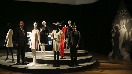 Luca Dotti (à droite) et Sean Hepburn-Ferrer, les deux fils d'Audrey Hepburn, à côté des robes de l'actrice, en vente chez Christie's à Londres
 (Alastair Grant / AP / SIPA)