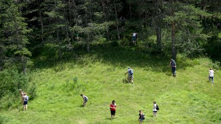 Des personnes sont à la recherche du petit Emile, disparu au Vernet (Alpes-de-Haute-Provence), le 10 juillet 2023. (NICOLAS TUCAT / AFP)