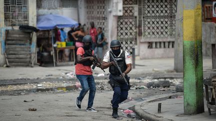 Des policiers patrouillent un quartier touché par les violences liées aux gangs armés, le 25 avril 2023 à Port-au-Prince (Haïti). (RICHARD PIERRIN / AFP)