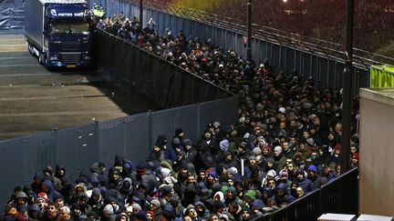 Les supporters de l'AS Roma quittent par un corridor s&eacute;curis&eacute; le stade&nbsp;&agrave; l'issue du match de ligue Europa opposant leur &eacute;quipe &agrave;&nbsp;Feyenoord &agrave; Rotterdam (Pays-Bas), le 27 f&eacute;vrier 2015. (YVES HERMAN / REUTERS)