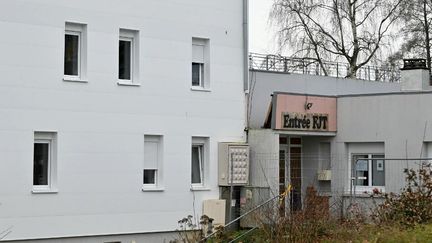 L'entrée du foyer de jeunes travailleurs de Coutances (Manche) où Morgane, une adolescente de 13 ans disparue en Bretagne, a été retrouvée le 10 décembre 2024. (LOU BENOIST / AFP)