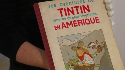 Un exemplaire unique de Tintin en Amérique de 1932, dédicacé par son auteur Hergé, est estimé à 200 000 euros. (France 2)