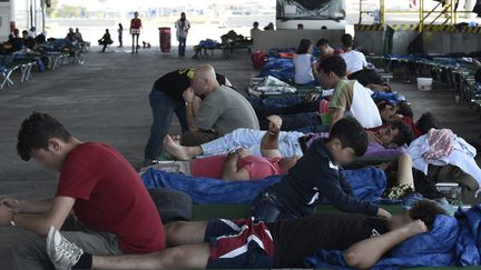 &nbsp; (Des migrants patientent dans une gare routière en Hongrie. © Maxppp)