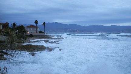 Les vagues frappent la côte à Ajaccio (Corse-du-Sud), le 11 décembre 2017. (PASCAL POCHARD-CASABIANCA / AFP)