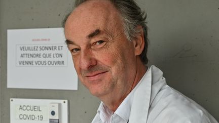 Bruno Lina, le 21 avril 2020, à l'hôpital de la Croix-Rousse, à Lyon. (PHILIPPE DESMAZES / AFP)