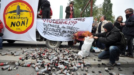 Les militants oppos&eacute;s au projet d'a&eacute;roport de Notre-Dame-des-Landes (Loire-Atlantique) exposent les munitions utilis&eacute;es par les forces de l'ordre &agrave; leur encontre, le 20 octobre 2012 &agrave; Nantes. (FRANK PERRY / AFP)