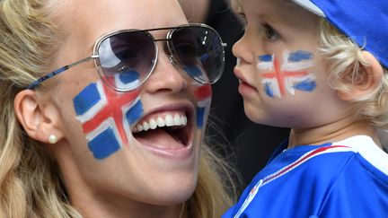 Une femme islandaise lors de l'Euro 2016 en France, le 18 juin 2016. (BORIS HORVAT / AFP)