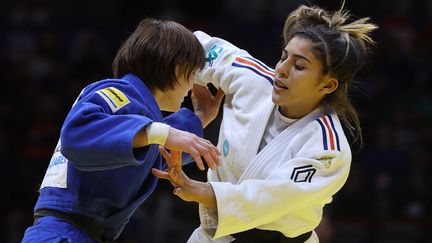 La judokate française Shirine Boukli affronte la judokate japonaise Natsumi Tsunoda lors de la finale des -48kg aux championnats du monde de Doha, le 7 mai 2023. (KARIM JAAFAR / AFP)