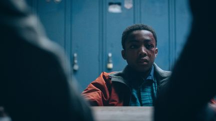 Asante Blackk incarne Kevin Richardson, l'un des "Cinq de Central Park" arrêté par la police à l'âge de 14 ans, interrogé par la police et condamné à 7 ans de prison. (ATSUSHI NISHIJIMA/NETFLIX / FIVE_1040)