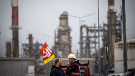 Deux employés grévistes devant la raffinerie de Donges (Loire-Atlantique), vendredi 14 octobre 2022.&nbsp; (LOIC VENANCE / AFP)