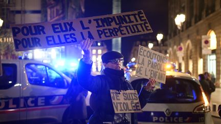 Une femme manifeste devant le ministère de la Justice, place Vendôme, à Paris, le 14 novembre 2017, après l'acquittement d'un homme qui était accusé d'avoir violé une fillette de 11 ans. (LIONEL BONAVENTURE / AFP)