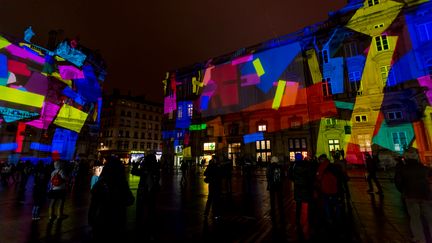 La place Bellecour illumin&eacute;e pour la 16e &eacute;dition des F&ecirc;te des Lumi&egrave;res &agrave; Lyon (Rh&ocirc;ne), le 4 d&eacute;cembre 2014 (CITIZENSIDE / KONRAD KILLIAN / AFP)