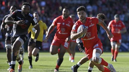 Romain Ntamack face aux Sharks, au stade Ernest-Wallon, le 8 avril 2023. (VALENTINE CHAPUIS / AFP)