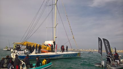 Le skipper Sébastien Destremau entre dans le chenal des Sables d'Olonne (Vendée), le 11 mars 2017. (FABIEN MAGNENOU / FRANCE INFO)