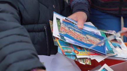 Dans le Finistère, une enseignante a demandé à recevoir des cartes postales. Chaque jour, ses élèves de CE1 reçoivent des lettres, ce qui leur permet d'étudier la géographie et la lecture.